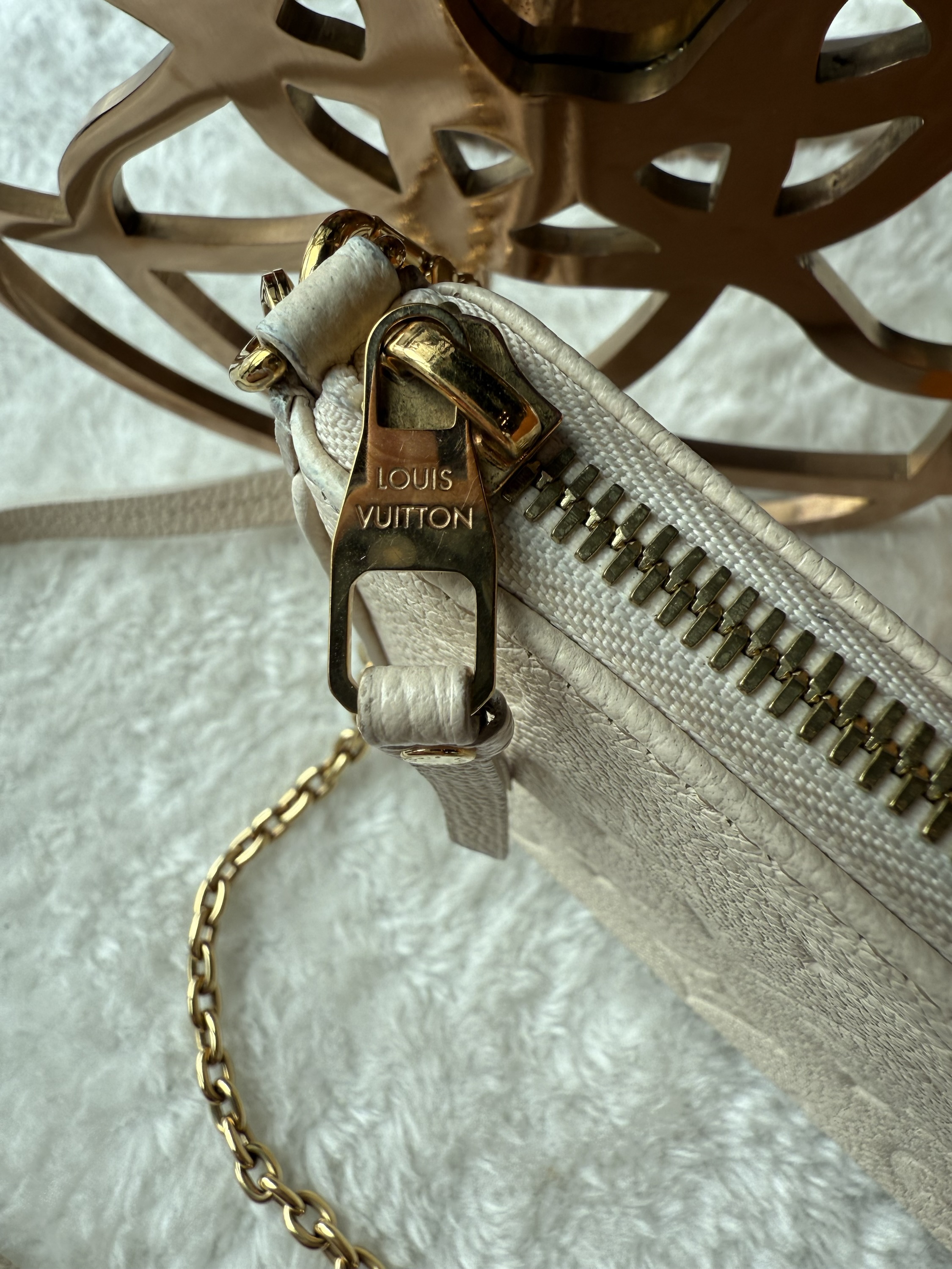 Lv easy pouch on strap - Image 2