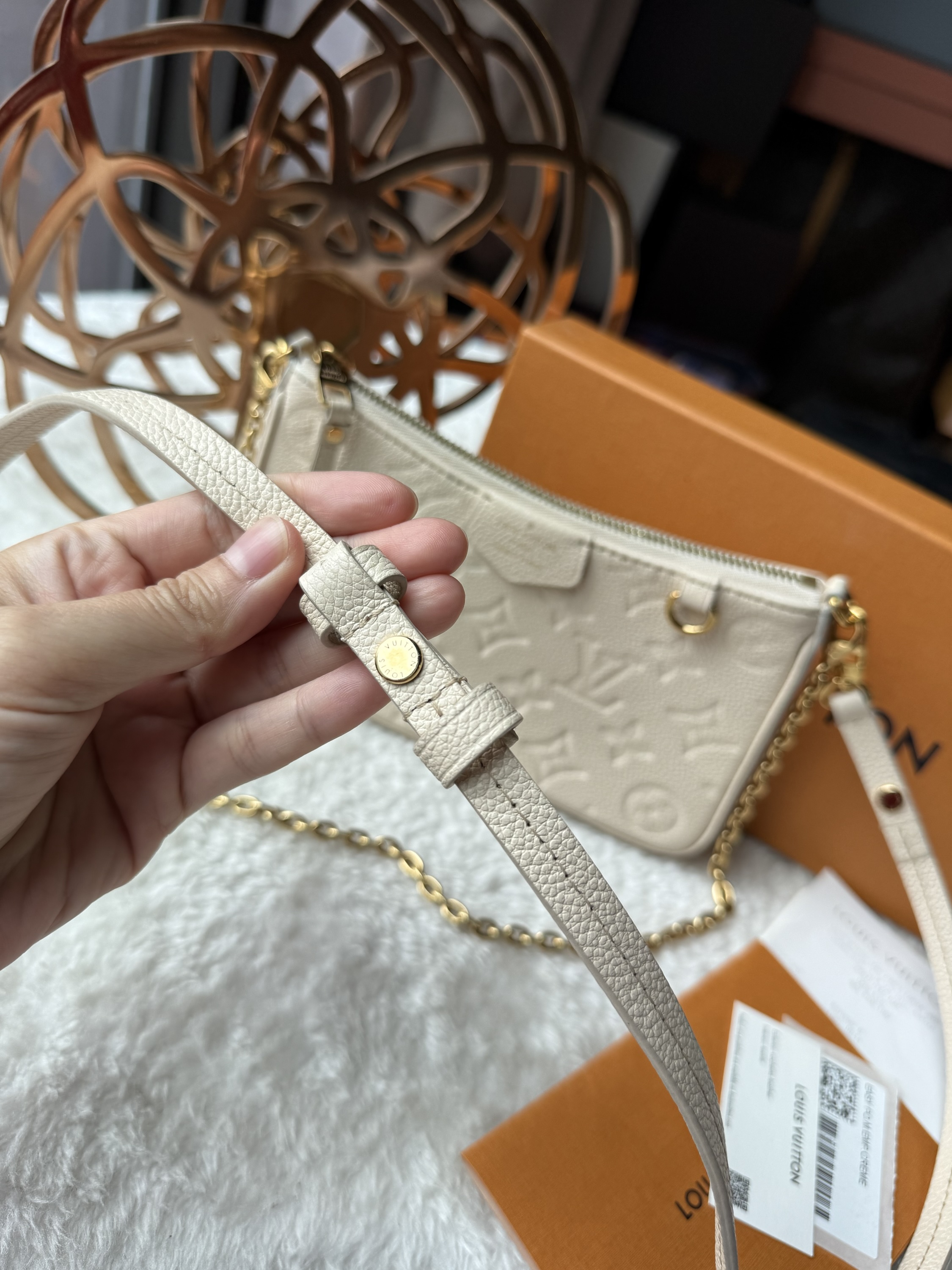 Lv easy pouch on strap - Image 3