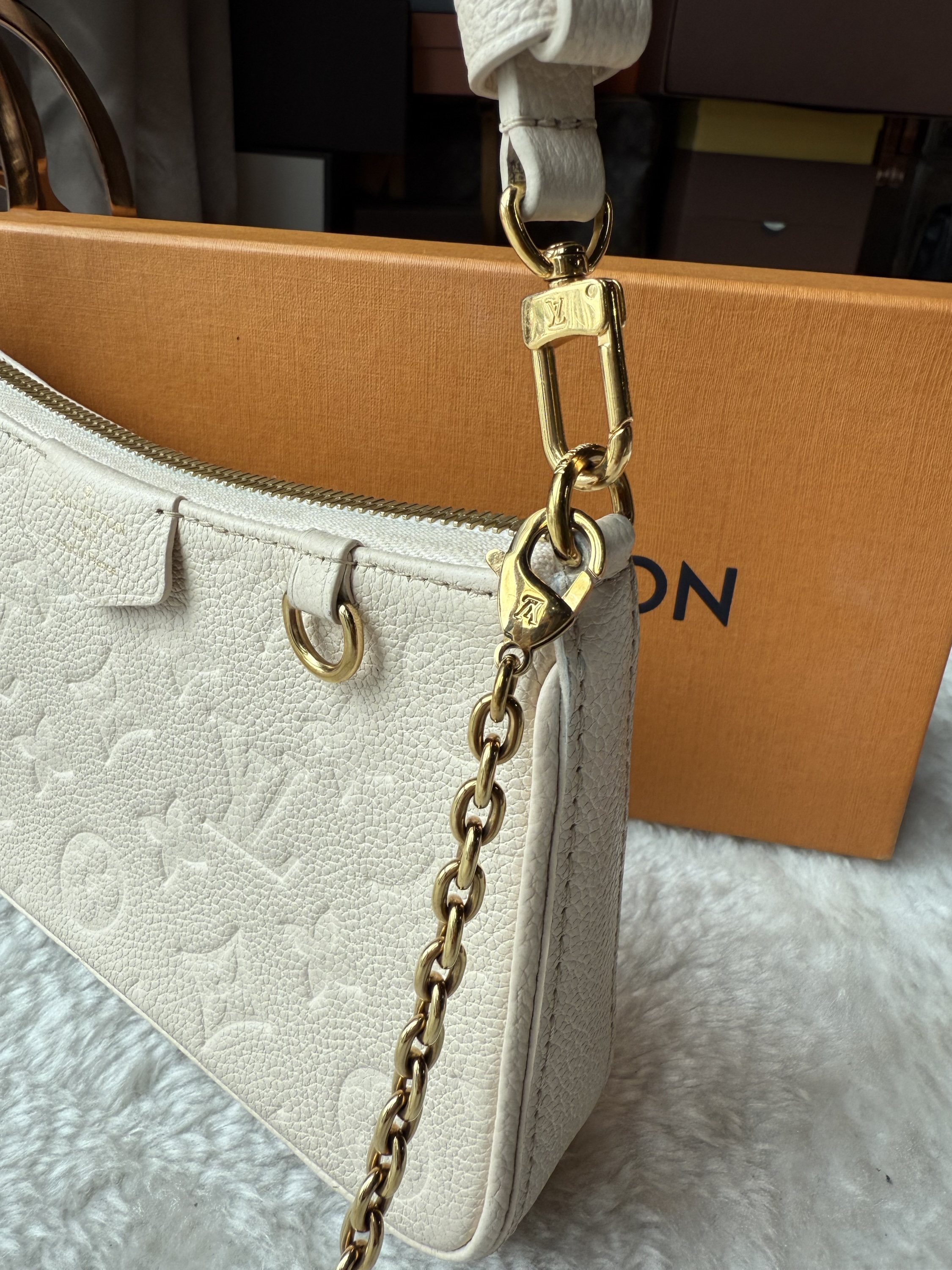 Lv easy pouch on strap - Image 5