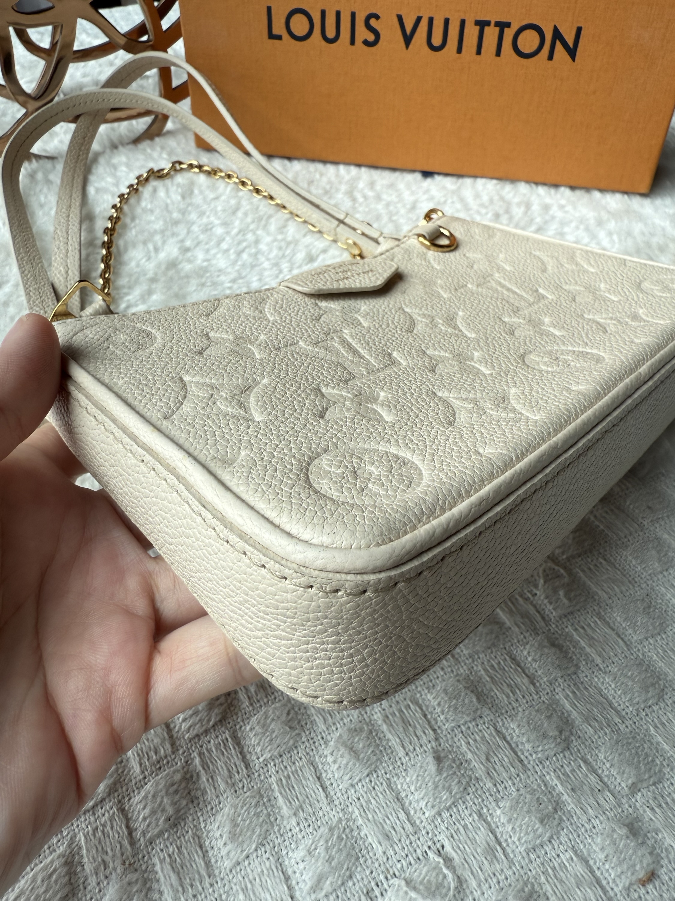 Lv easy pouch on strap - Image 6