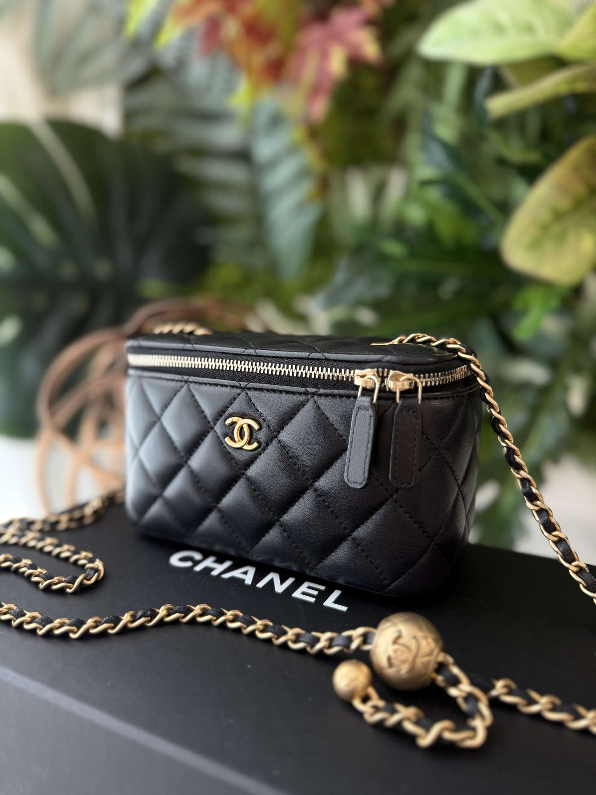 chanel vanity gold crush