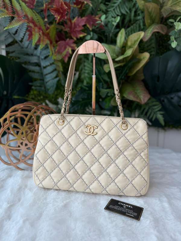 Chanel quilted chain tote bag