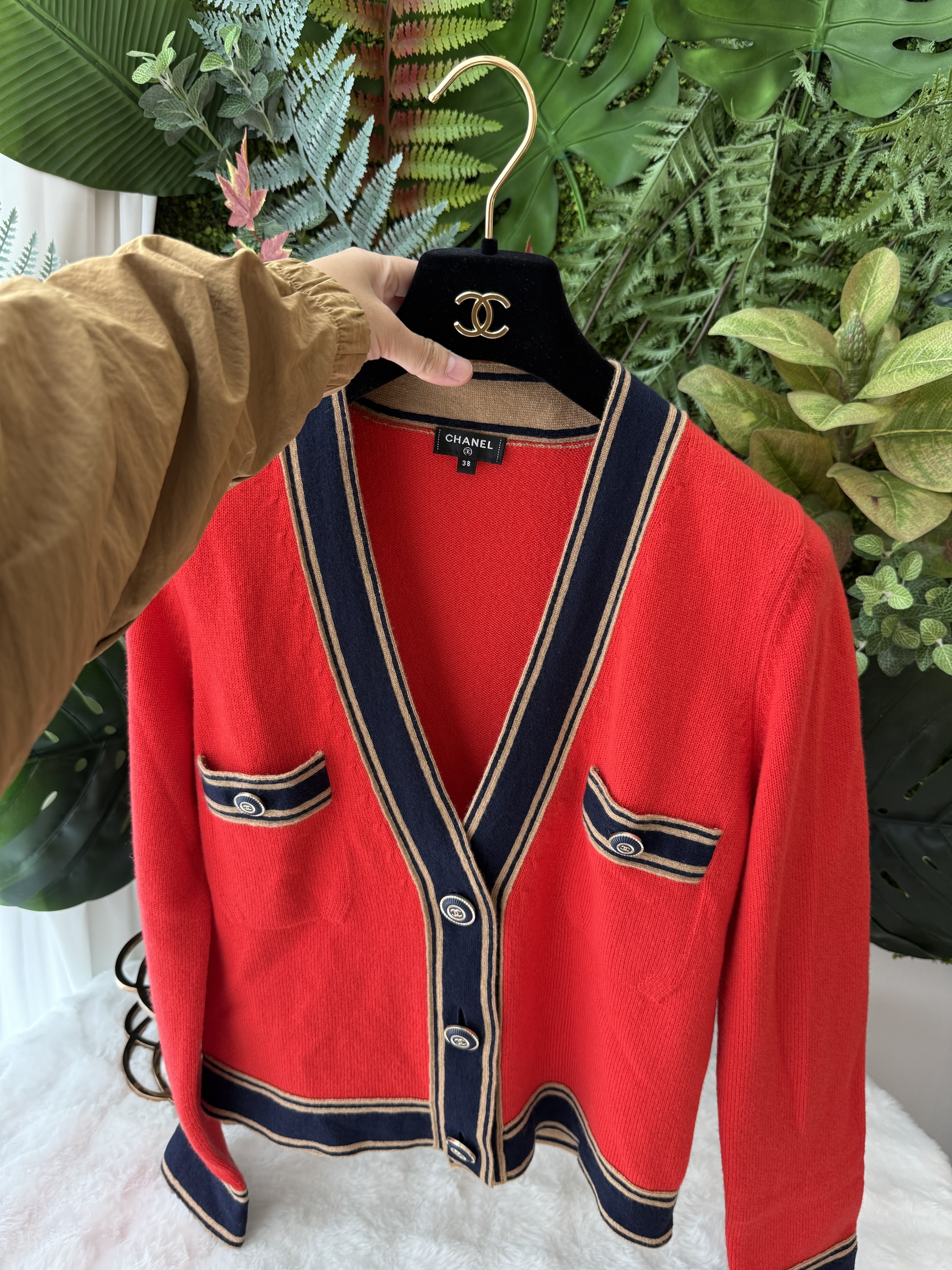 Chanel cashmere v- neck cardigan - Image 8