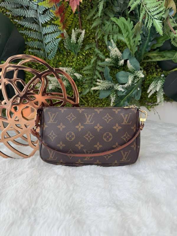 Lv pouchette accessoires