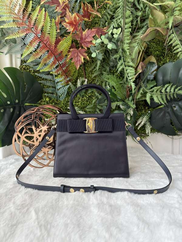 f er ragami vara ribbon handbag