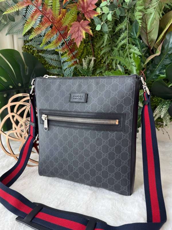 Gucci supreme messenger bag
