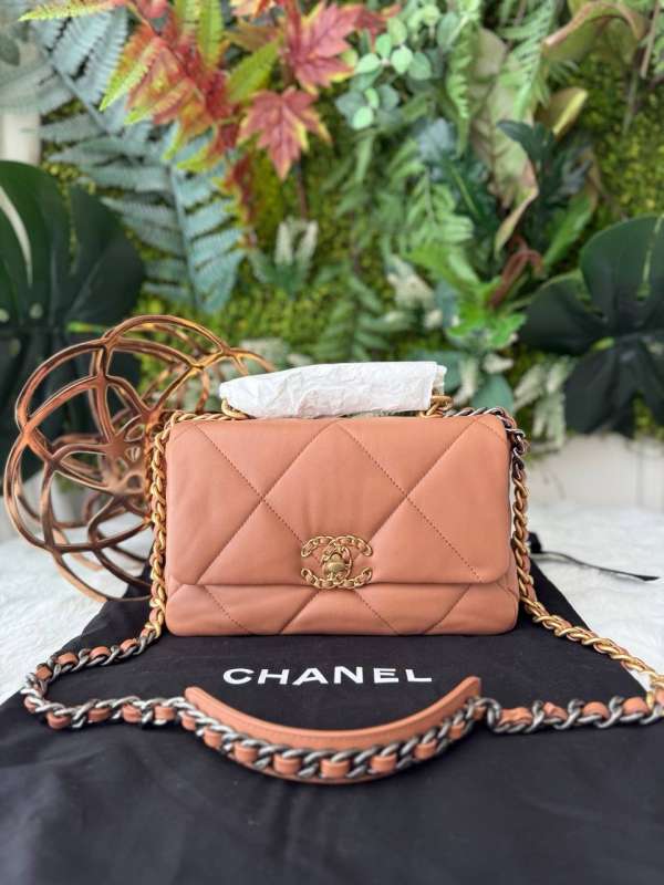 Chanel small 19