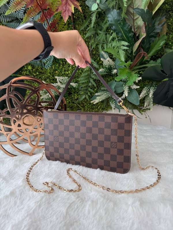 Lv damier pouch