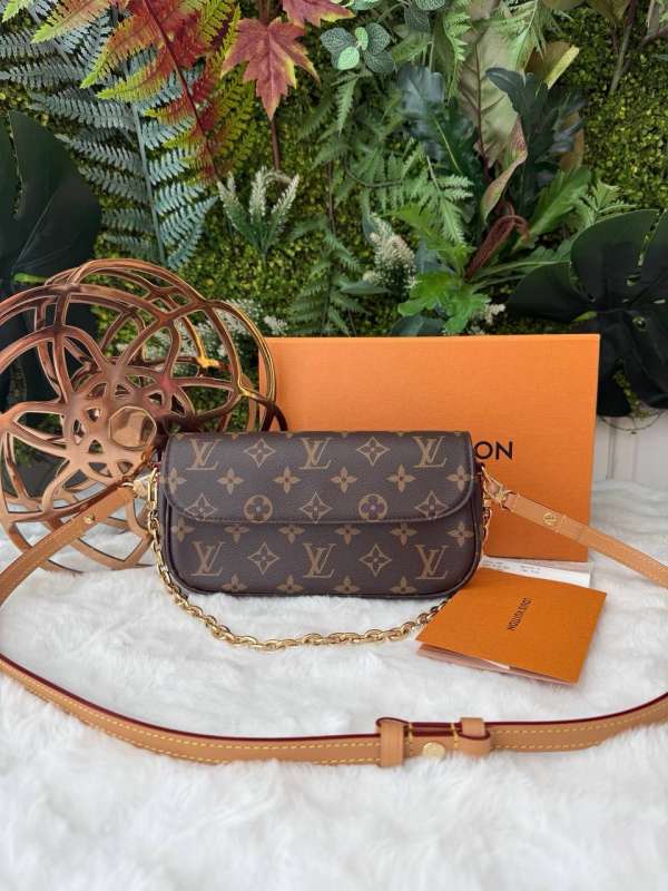 Lv ivy monogram